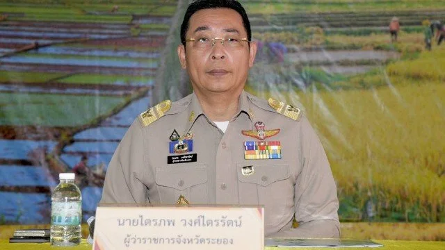 นายไตรภพ วงศ์ไตรรัตน์   ผู้ว่าราชการจังหวัดระยอง กล่าวเปิดโครงการ.... ณ วัดบ้านค่าย อ.บ้านค่าย จ.ระยอง โดย นายธนพล ศิริผล พร้อม นักพัฒนาชุมชน และกำนันผู้ใหญ่บ้านตำบลเนินมะพานร่วมโครงการดังกล่าวโดยพร้อมเพรียงกัน