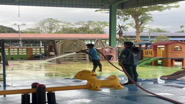 วันนี้ อบต.หนองตะพาน big cleaning day ศพด.อบต.หนองตะพาน เพื่อลดความเสี่ยงกับ นักเรียน ในการรับเชื้อโรค ฝุ่นละออง ในบริเวณลานและในห้องเรียน