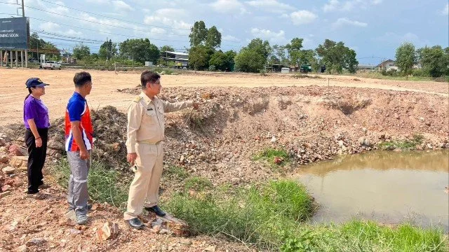 องค์การบริหารส่วนตำบลหนองตะพานเข้าตรวจสอบการดำเนินการก่อสร้างตามแบบการขอถมดินของผู้ประกอบการในพื้นที่หมู่ที่ 1 บ้านไผ่